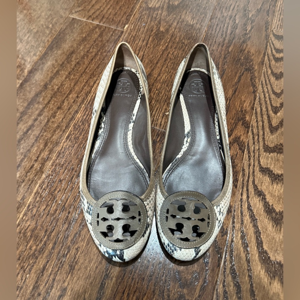 Tory Burch Women's Black and Cream Snakeskin Flats